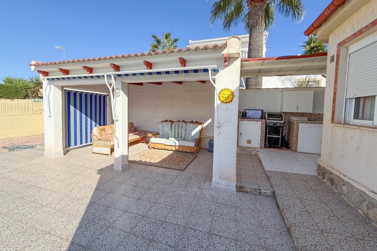 Pārdod atsevišķu villu Urb San Luis, El Chaparral, Torrevieja