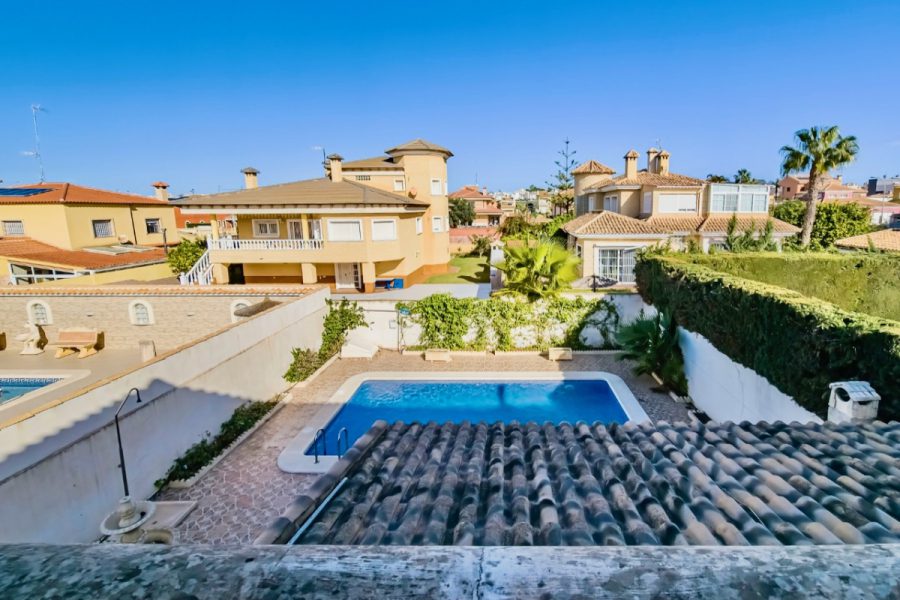 Iespaidīga villa ar lielu zemes gabalu pārdošanā Torreviejā! Pērciet ģimenes māju Torreviejā!