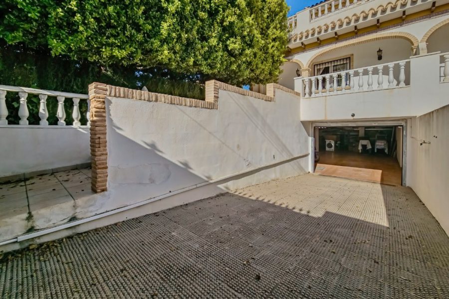 Iespaidīga villa ar lielu zemes gabalu pārdošanā Torreviejā! Pērciet ģimenes māju Torreviejā!