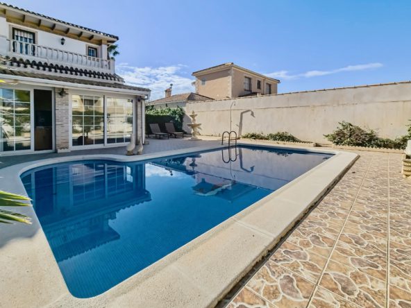 Iespaidīga villa ar lielu zemes gabalu pārdošanā Torreviejā! Pērciet ģimenes māju Torreviejā!