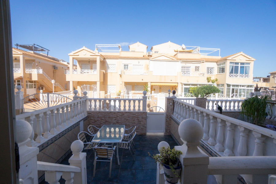 Pārdod skaistu un mājīgu pusotra stāva pusē savienotu māju Parque de las Naciones, Torrevieja, Spānijā.