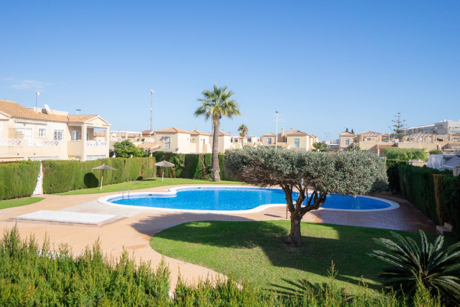 Pārdod skaistu un mājīgu pusotra stāva pusē savienotu māju Parque de las Naciones, Torrevieja, Spānijā