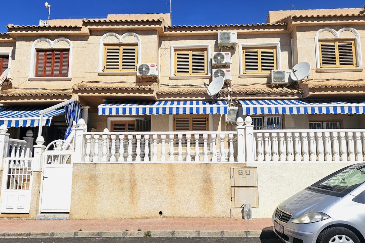 Pārdod māju pie jūras Torrevieja, Spānija. Nekustamie īpašumi Spānijā. Iegādājies ģimenes māju pie jūras Alikantes provincē.